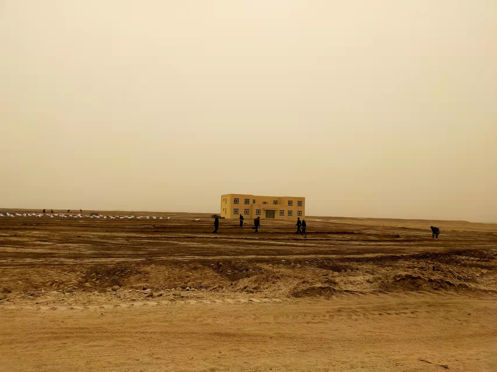 6.新疆阿克陶鹽堿地研究站（將圖中人P掉，天氣p好一點）.jpg