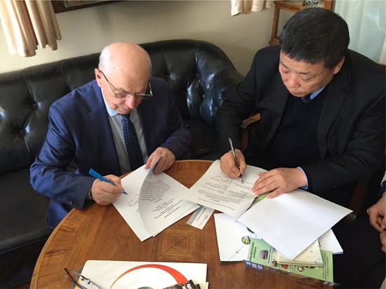 (10)集團(tuán)黨委書記、董事長(zhǎng)韓霽昌與俄羅斯國(guó)立莫斯科大學(xué)土壤科學(xué)系系主任，教授，俄科學(xué)院通訊院士肖巴 謝爾蓋 阿列克謝爾維奇簽署合作協(xié)議.jpg
